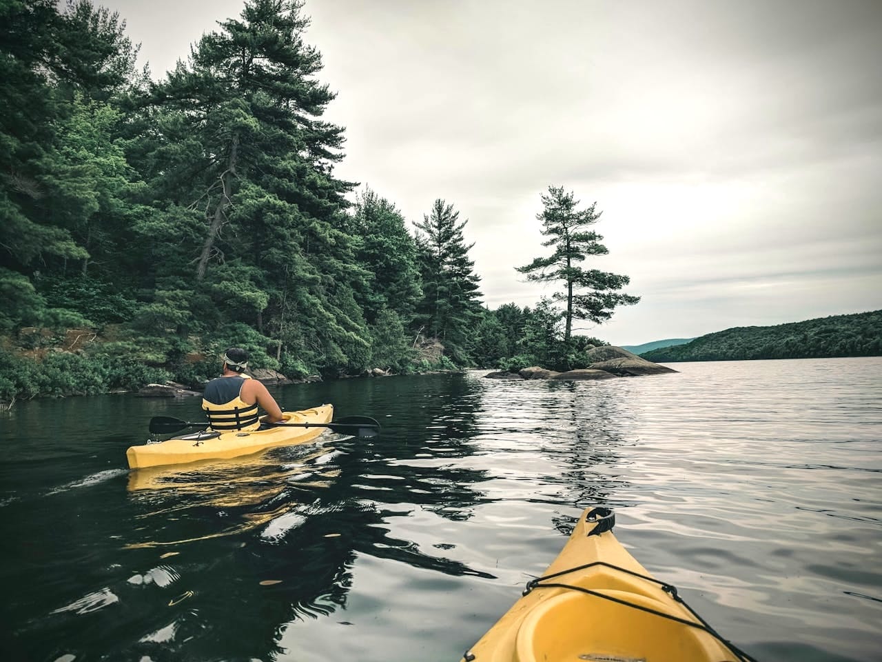 couple kayaking
